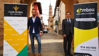 Etién Aldea, de Embou y José Luis Larragay de Caja Rural de Aragón, en Paniza presentando el acuerdo de colaboración entre las dos empresas aragonesas.