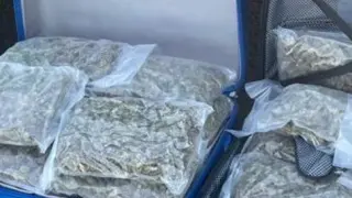Detenidos cuando transportaban 26 kilos de droga en su vehículo.