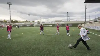 Ángel Dolado, Justicia de Aragón, con las jugadoras del Zaragoza Club de Fútbol Femenino, en el campo Enrique Porta de la Universidad San Jorge. No se pierde ni un solo partido