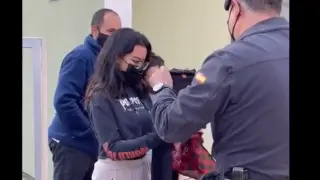 Momento en el que los guardias le entregan la camiseta a Daniela