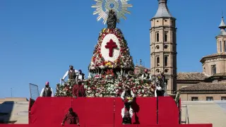 Manto de flores de la Virgen del Pilar en Zaragoza. Ofrenda. gsc