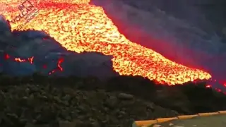 Involcan graba un tsunami de lava del volcán