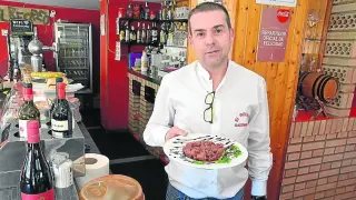 Jorge Jaime, con un plato de tartar de atún.