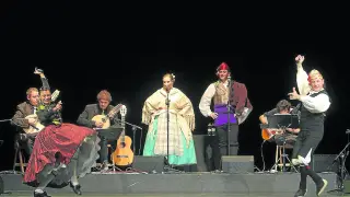 Los bailadores Alicia Guerri y Carlos Gil, el músico Sergio Aso (tercero por la izquierda) y los cantadores Beatriz Bernad y Nacho del Río, en un recital. Todos participarán en el Abrazo de la Jota a la Virgen. heraldo
