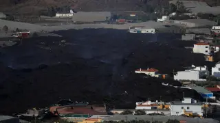 La lava del volcán avanza por las calles de La Laguna