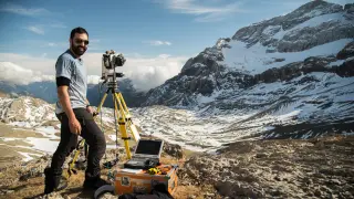 El investigador del Instituto Pirenaico de Ecología Jesús Revuelto observa la evolución del glaciar de Monte Perdido, con un láser escáner terrestre