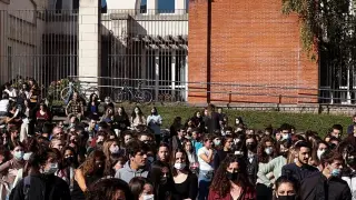 Estudiantes de la Universidad del País Vasco (UPV-EHU) han protestado este lunes en el campus de San Sebastián después de que un profesor de la Facultad de Arquitectura ha sido acusado de "una agresión sexista".