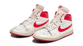 Las zapatillas Nike Air Ships de Jordan, subastadas por casi 1,5 millones de euros.