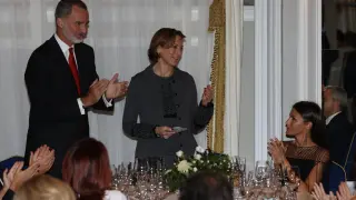 La periodista e historiadora estadounidense Anne Applebaum (c), tras recibir este martes en Madrid el premio de periodismo "Francisco Cerecedo" de manos del rey Felipe VI (i)