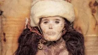 Una mujer momificada naturalmente del entierro M11 del cementerio Xiaohe.