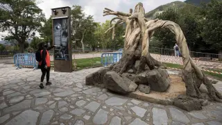 Monumento simbólico en forma de árbol en Villanúa en homenaje a las brujas ajusticiadas