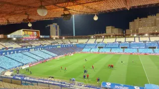Los jugadores del Real Zaragoza y el Mirandés, una hora y media antes del comienzo del partido en La Romareda.