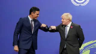 Britains Prime Minister Boris Johnson greets Spains Prime Minister Pedro Sanchez during arrivals at the UN Climate Change Conference (COP26) in Glasgow, Scotland, Britain, November 1, 2021. Alastair Grant/Pool via REUTERS?[[[REUTERS VOCENTO]]] CLIMATE-UN/