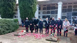 Lanzamiento de pétalos al osario del cementerio de Huesca por parte de miembros de la corporación municipal.