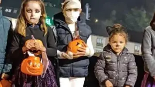 Niños y niñas disfrazados disfrutan de Halloween por las calles de Aínsa.