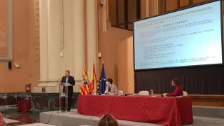 El consejero de Vertebración del Territorio, José Luis Soro, en la presentación del programa de rehabilitación a los alcaldes, este martes, en la Sala de la Corona del Pignatelli.