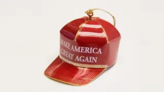 Adorno para el árbol de Navidad con la forma de la gorra roja de Trump.