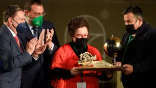 Silvia Peláez y Paco Romero, de Quesos y Besos, recogen el World Cheese Award por su creación 'Olavidia'.
