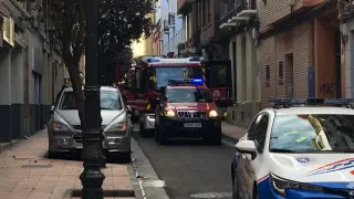 Intervención del cuerpo de Bomberos en la calle de Cantín y Gamboa.