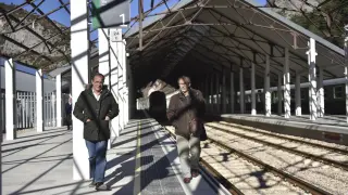 Los afectados del accidente del Canfranero en 1981 _Luis Fraga (a la izquierda) y Manuel Pereiro_, ayer en la estación de Canfranc.
