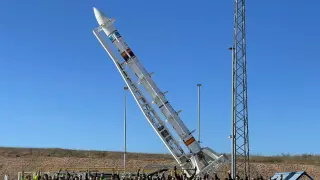 El cohete Miura 1, diseñado y fabricado por PLD, montado en el aeropuerto de Teruel con toda la plantilla de la empresa a su alrededor.