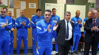 Discurso del entrenador del FC Barcelona, Xavi Hernández, junto a su cuerpo técnico y acompañados del presidente blaugrana, Joan Laporta, en el primer entrenamiento del técnico con sus futbolistas.