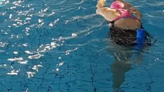 Imagen de un cursillo de natación en una piscina municipal de Zaragoza