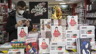 Un lector hojea un ejemplar de manga en Milcomics.com, cuya sección especializada en cómic japonés está preparada ya para el lanzamiento de ‘Tokyo Revengers’.