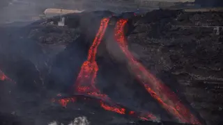 Coladas de lava del volcán de Cumbre Vieja desde la playa de Puerto Naos.