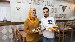 Bayan Mawaldi y Ahmad Tabakh, en el comedor del restaurante El Castillo de Alepo.