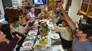 Un grupo de zaragozanos brinda antes de hincarle el diente a su cena por Acción de Gracias.