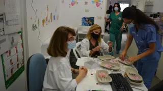 Varias enfermeras preparan las dosis de vacunación de la covid en el Centro de Salud Arrabal.