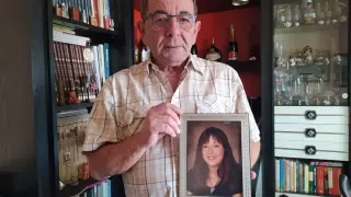 Antonio Muñoz, con una foto de su hija Eva.