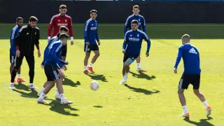 Yanis, Álvarez, Giménez, Gámez, Ratón, Bermejo, Nieto, Narváez y Petrovic, entrenando.