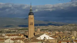 La torre y el claustro de la colegiata de Santa María de Calatayud.