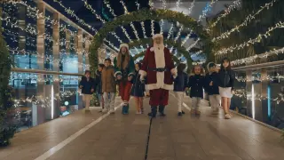 Papá Noel se cuela en Puerto Venecia y enciende la Navidad