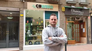 Toni Albero, ante la tienda CBWeed en Zaragoza