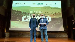 Luis Ignacio Lucas, director general de Caja Rural de Aragón, entrega el premio a Daniel Molina, CEO de Cebollas Jumosol.