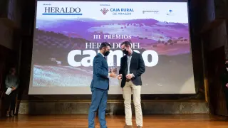 Ignacio Lucas, director general de Caja Rural en Aragón, entrega el premio al Proyecto más Innovador a Pablo Burdío, responsable de Granjas Propias de Piensos Costa.