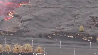 La lava que fluye del volcán de La Palma ha creado una nueva colada que ha alcanzado el cementerio y la planta fotovoltaica de Las Mancha