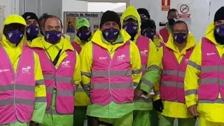 Los empleados de FCC han salido este jueves ataviados con un chaleco rosa.