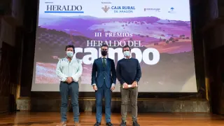 Luis Ignacio Lucas, director general de Caja Rural de Aragón, entrega el premio a los hermanos Mené.