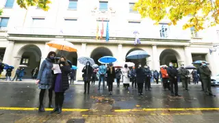 Minutos de silencio por las mujeres víctimas de la violencia de género frente a la Subdelegación del Gobierno en Huesca.