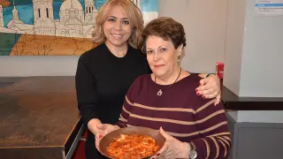 Ana Abadías y su madre María Teresa Espluga, con una ración de callos de Teresa.