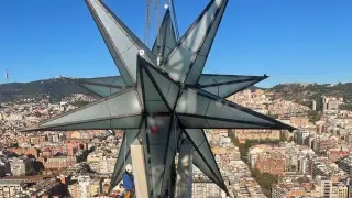 Colocación de la estrella en la torre de María de la Sagrada Familia.