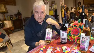 Nicolás Tena, con los dos vinos que llevan la etiqueta de Frida Kahlo.