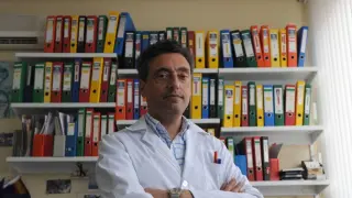 Carlos Martín Montañés es Catedrático de Microbiología en la Facultad de Medicina de la Universidad de Zaragoza y dirige el Grupo de Genética de Micobacterias desde 1992.