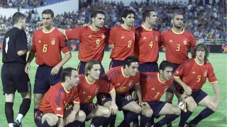 La última selección española que jugó en Zaragoza, en junio de 2003, contra Grecia: Casillas, Luis Helguera, Morientes, Valerón, Marchena, Raúl Bravo; Etxeberría, Míchel Salgado, Vicente, Raúl y Puyol, entrenados por Iñaki Sáez.