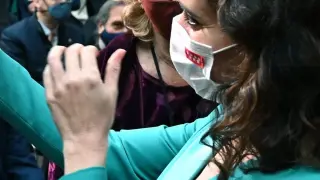 Gallardón besa a Ayuso en presencia de Esperanza Aguirre