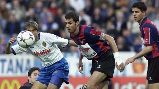 Gaizka Garitano, el '9' del Eibar en la liga 2002-03, pelea un balón con el zaragocista Komljenovic. En el suelo, el portero eibarrés, que era el zaragozano Moso.